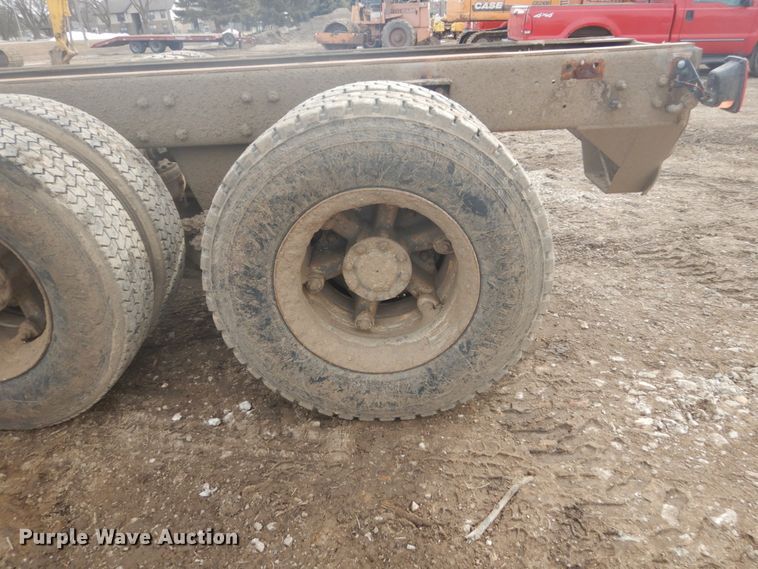 image for item GW9488 1991 Mack RD690S truck cab and chassis