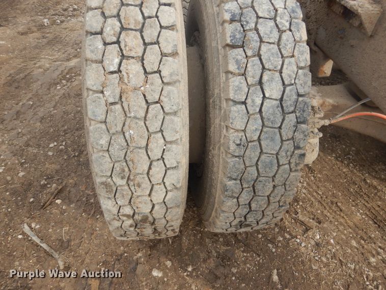 image for item GW9488 1991 Mack RD690S truck cab and chassis