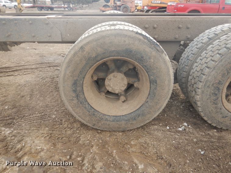 image for item GW9488 1991 Mack RD690S truck cab and chassis