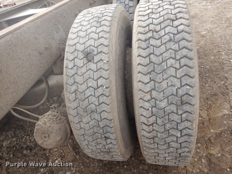 image for item GW9488 1991 Mack RD690S truck cab and chassis