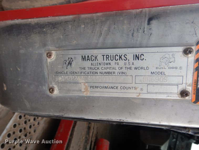image for item GW9488 1991 Mack RD690S truck cab and chassis