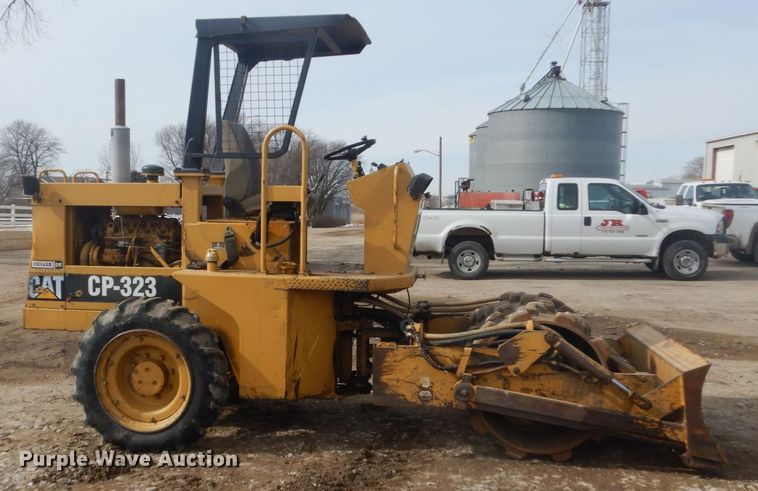 image for item GW9495 1996 Caterpillar CP-323 single drum vibratory roller