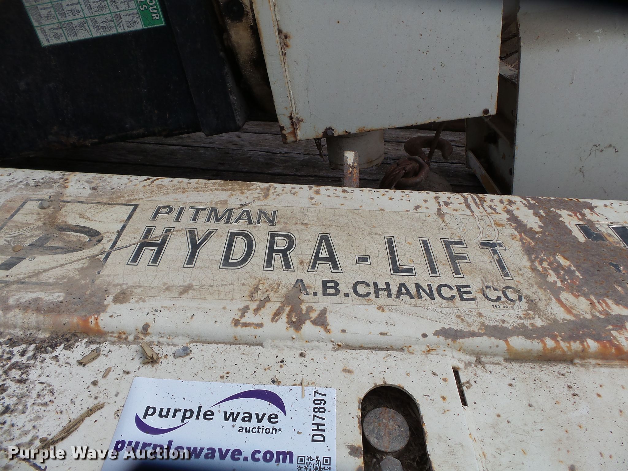 Pitman HL800 Hydralift crane in Jackson, MO Item DH7897 sold Purple