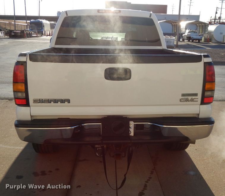 image for item DF5897 2006 GMC Sierra 1500 Crew Cab pickup truck