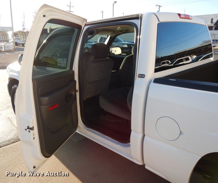 image for item DF5897 2006 GMC Sierra 1500 Crew Cab pickup truck