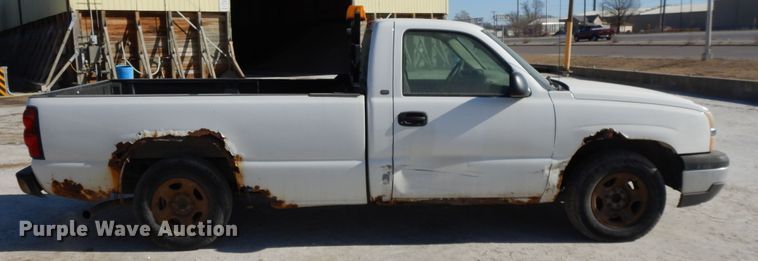 image for item DF5911 2004 Chevrolet Silverado 1500 pickup truck