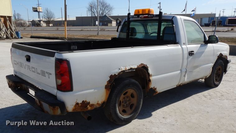 image for item DF5911 2004 Chevrolet Silverado 1500 pickup truck