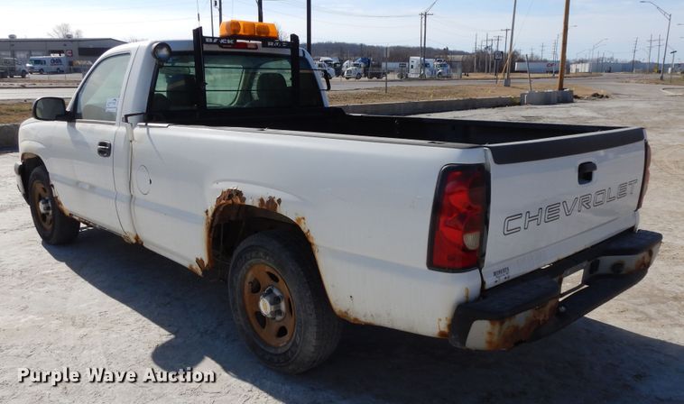 image for item DF5911 2004 Chevrolet Silverado 1500 pickup truck