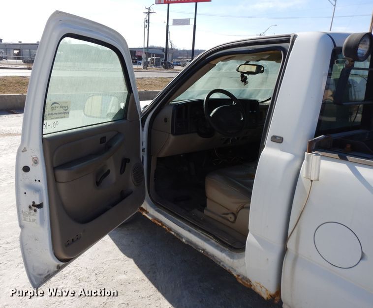 image for item DF5911 2004 Chevrolet Silverado 1500 pickup truck