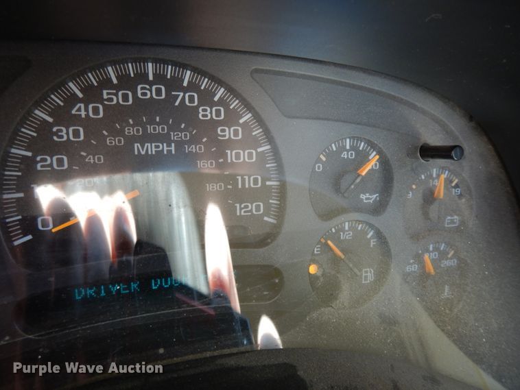 image for item DF5911 2004 Chevrolet Silverado 1500 pickup truck