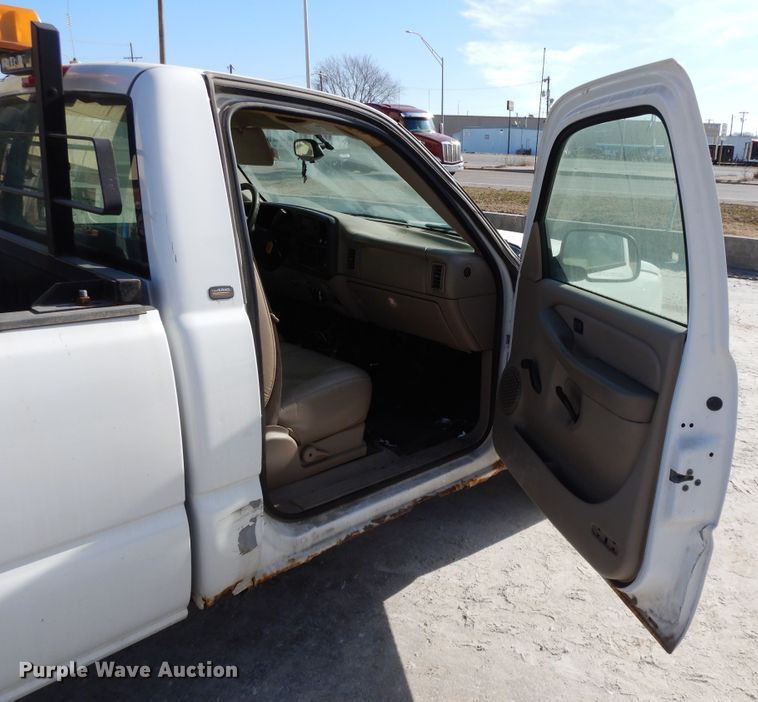 image for item DF5911 2004 Chevrolet Silverado 1500 pickup truck