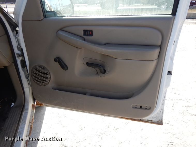 image for item DF5911 2004 Chevrolet Silverado 1500 pickup truck