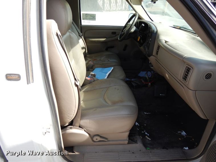 image for item DF5911 2004 Chevrolet Silverado 1500 pickup truck