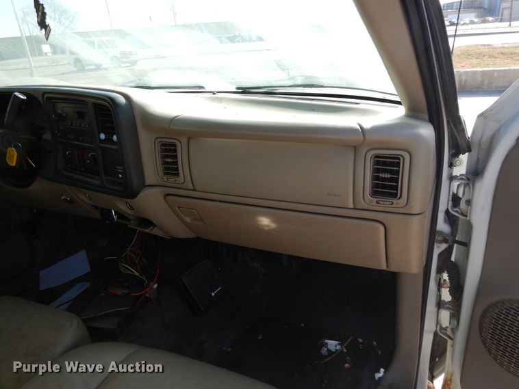 image for item DF5911 2004 Chevrolet Silverado 1500 pickup truck