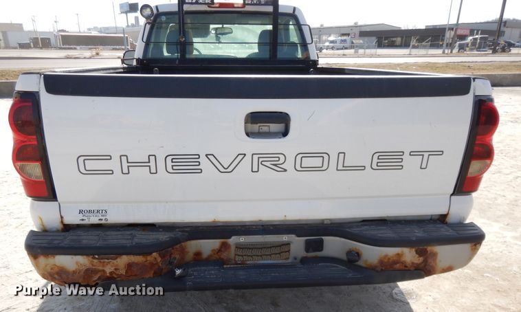 image for item DF5911 2004 Chevrolet Silverado 1500 pickup truck