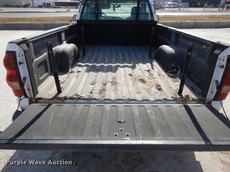 image for item DF5911 2004 Chevrolet Silverado 1500 pickup truck