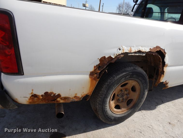 image for item DF5911 2004 Chevrolet Silverado 1500 pickup truck