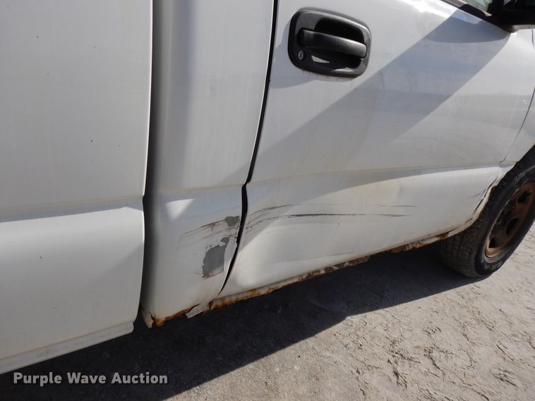 image for item DF5911 2004 Chevrolet Silverado 1500 pickup truck