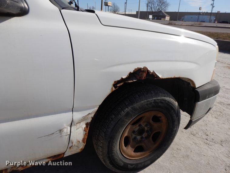 image for item DF5911 2004 Chevrolet Silverado 1500 pickup truck