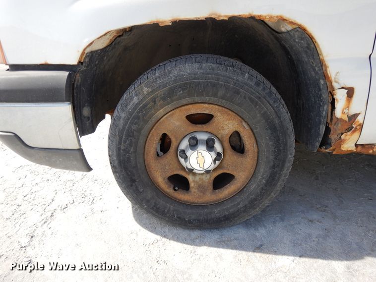 image for item DF5911 2004 Chevrolet Silverado 1500 pickup truck