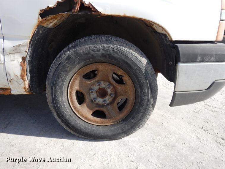 image for item DF5911 2004 Chevrolet Silverado 1500 pickup truck