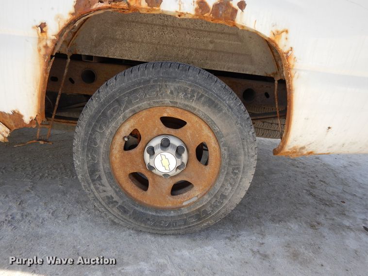 image for item DF5911 2004 Chevrolet Silverado 1500 pickup truck