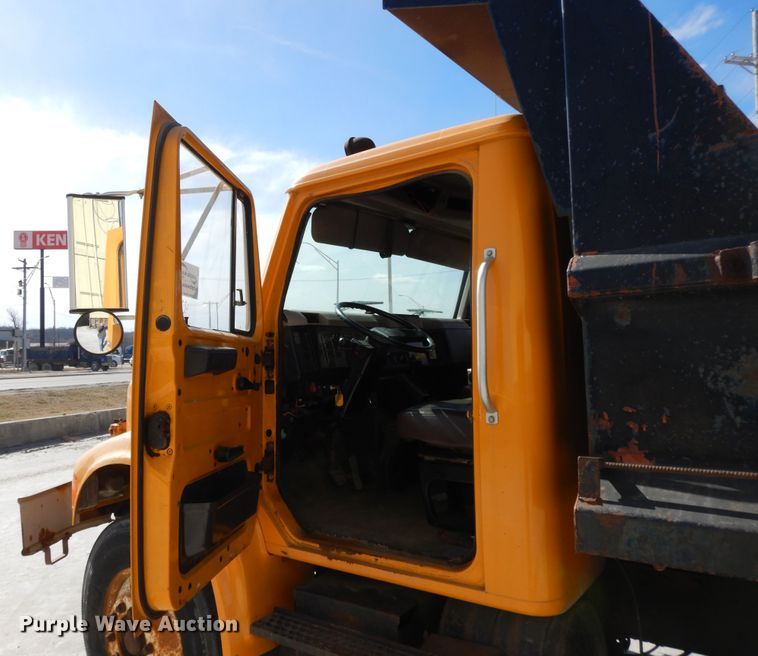 image for item DF5913 1997 International 4900 dump truck