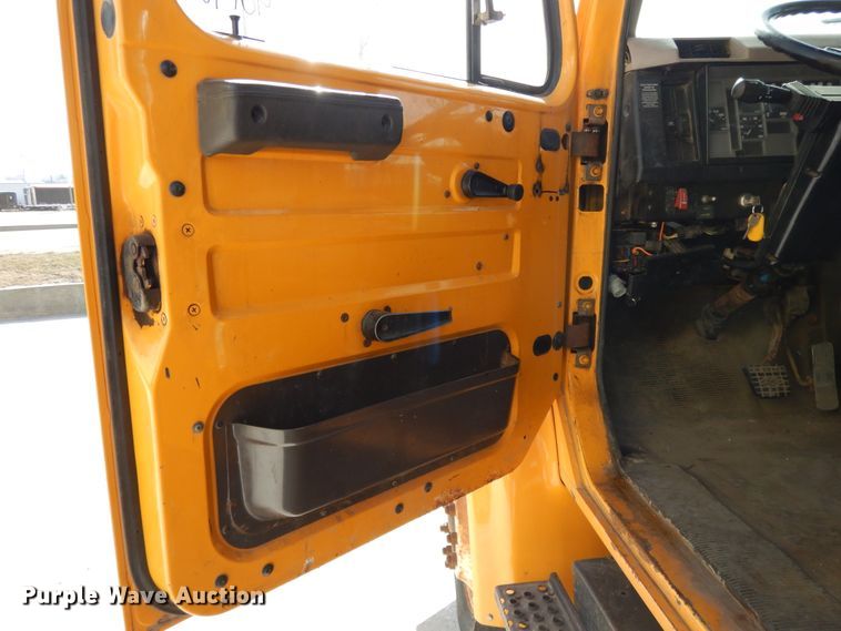 image for item DF5913 1997 International 4900 dump truck