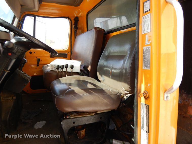 image for item DF5913 1997 International 4900 dump truck