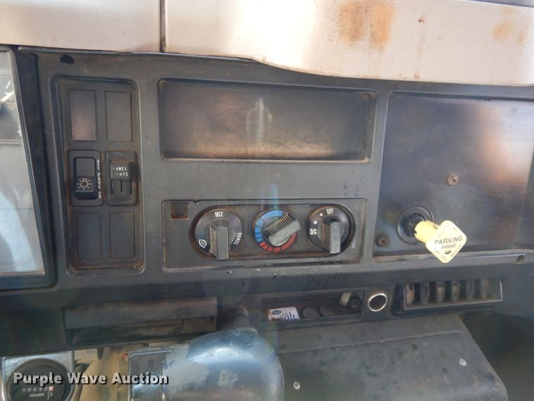 image for item DF5913 1997 International 4900 dump truck