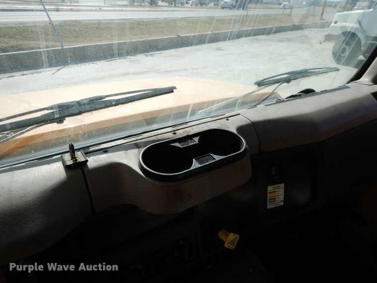 image for item DF5913 1997 International 4900 dump truck