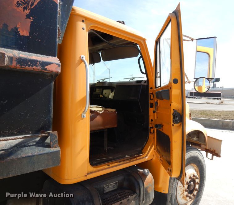 image for item DF5913 1997 International 4900 dump truck