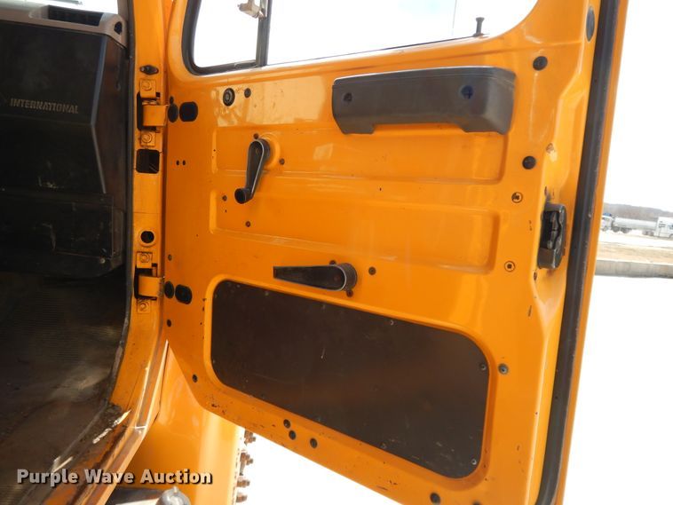 image for item DF5913 1997 International 4900 dump truck