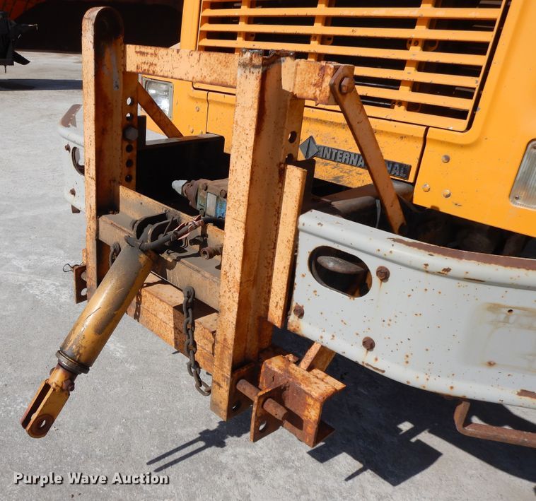 image for item DF5913 1997 International 4900 dump truck