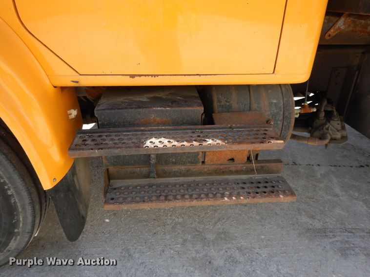 image for item DF5913 1997 International 4900 dump truck