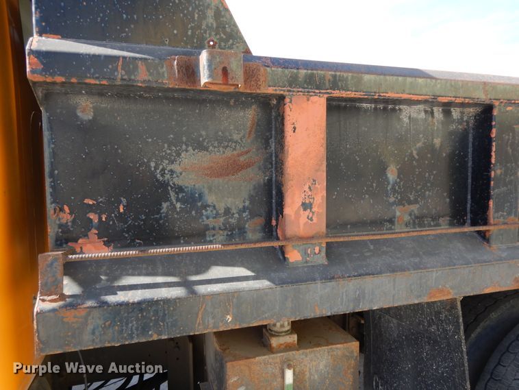 image for item DF5913 1997 International 4900 dump truck