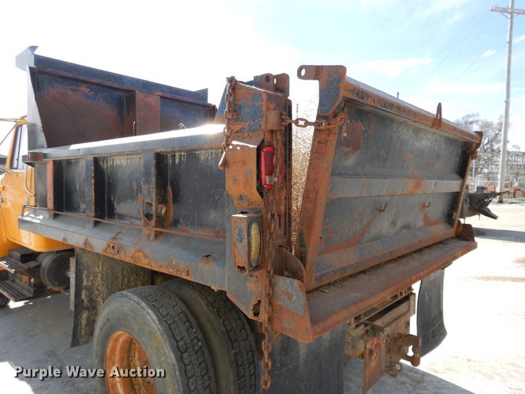 image for item DF5913 1997 International 4900 dump truck