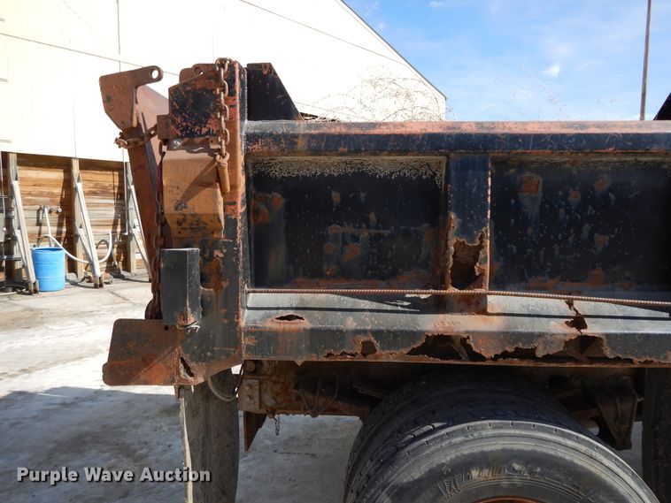image for item DF5913 1997 International 4900 dump truck