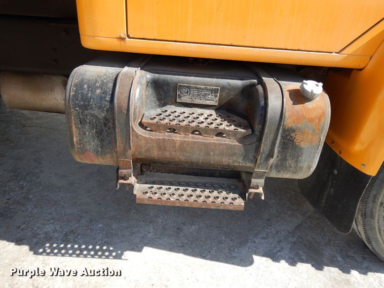 image for item DF5913 1997 International 4900 dump truck