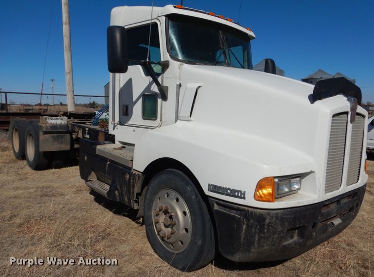 image for item DF7400 1996 Kenworth T600 semi truck