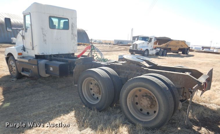 image for item DF7400 1996 Kenworth T600 semi truck