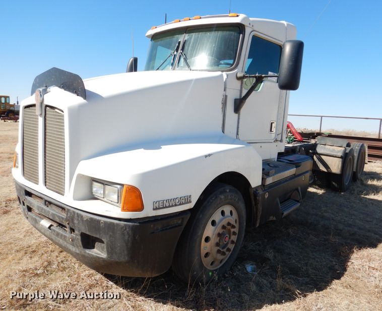 image for item DF7400 1996 Kenworth T600 semi truck