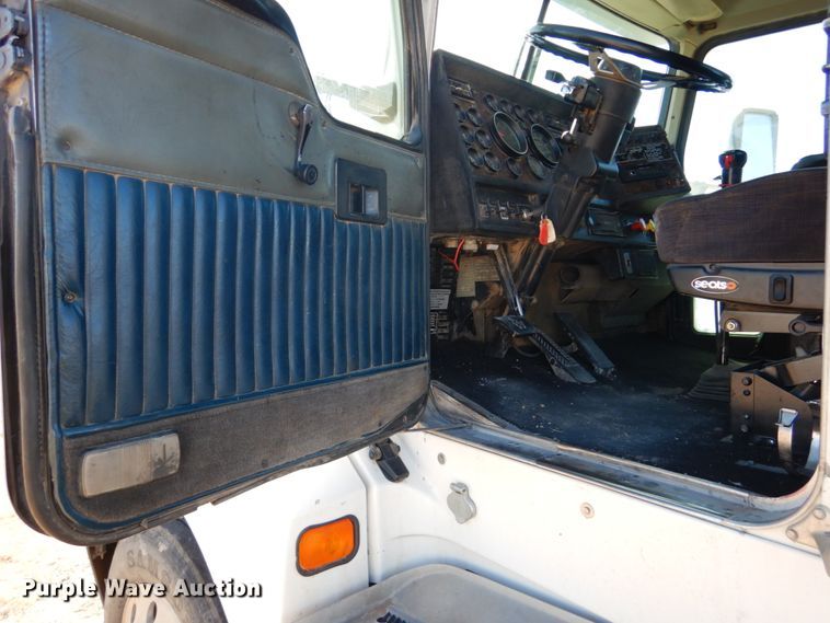 image for item DF7400 1996 Kenworth T600 semi truck