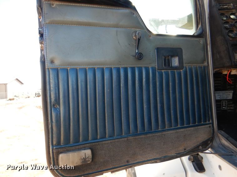 image for item DF7400 1996 Kenworth T600 semi truck