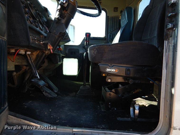 image for item DF7400 1996 Kenworth T600 semi truck