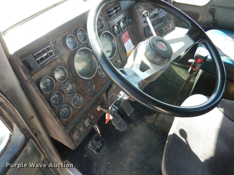 image for item DF7400 1996 Kenworth T600 semi truck