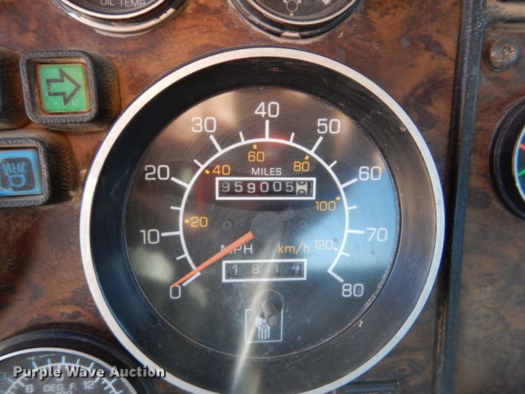 image for item DF7400 1996 Kenworth T600 semi truck