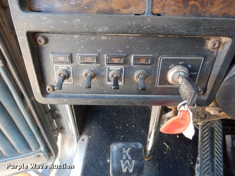 image for item DF7400 1996 Kenworth T600 semi truck