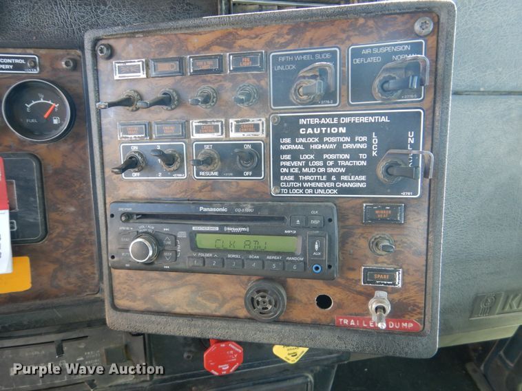 image for item DF7400 1996 Kenworth T600 semi truck