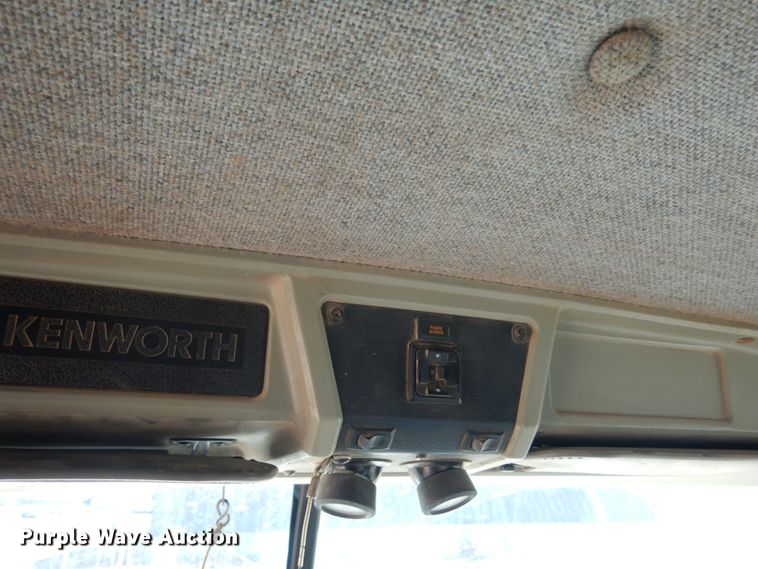 image for item DF7400 1996 Kenworth T600 semi truck